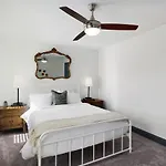 Modern Parisian Apartment In The Heart Of Manayunk