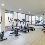 Lovelystay - Modern Loft With Gym & Free Parking Minutes Away From Cbd