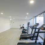 Lovelystay - Modern Loft With Gym & Free Parking Minutes Away From Cbd