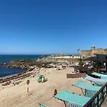 Cozy Beach Front With Rooftop