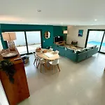 New&modern 3 bedroom Villa with private heated pool near Nazaré