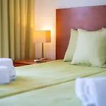 Host Wise - Bright Cozy Flats W Terrace & Pool