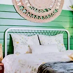 Yellow Door Cabin Near Beach With Big Outdoor Space