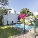 Lovely Villa With 3 Bedrooms And Swimming Pool