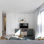 Stylish Flat W/ Gym & Parking By Lovelystay