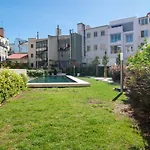 Bright 1 Bdr Apartment W/ Pool View By Lovelystay