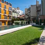 Bright 1 Bdr Apartment W/ Pool View By Lovelystay