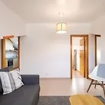 Central Gem Iv- Apartment In Trendy Neighborhood With Working Space