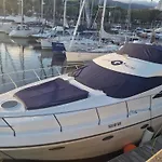 Barco No Coracao Da Cidade - Iate De 5 Estrelas
