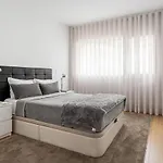 Modern 3Br With Terrace In Benfica