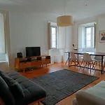 Stunning Apartment Near Chiado