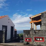 Room In Guest Room - Amazing Quadruple Room With Sea View In Sao Roque Do Pico
