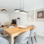 Modern 2Br W Rooftop Pool & Parking By Lovelystay