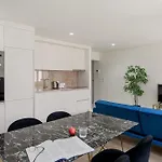 The Lisbon Hideaway, 2 Bed Urban Terrace Stay