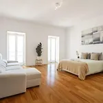 Bedooms With Shared Bathroom In Accommodation In Historic Largo Do Carmo