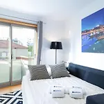 Deluxe Modern Flat With Balcony By Host Wise