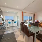 B17 - The Stunning Seaview Apartment