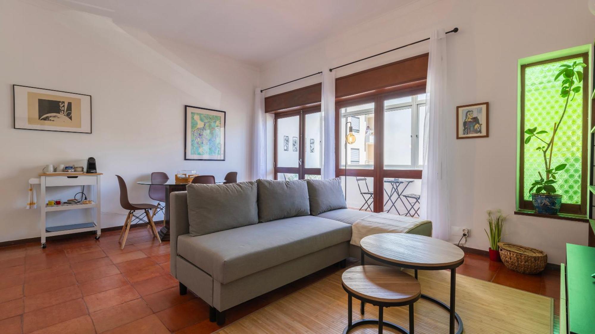 Seaside Getaway With Balcony By Lovelystay Apartment